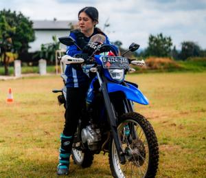 Lady bikers Chivay Sylvia Agustina melakukan bLU cRU Offroad Experience di Kuningan, Jawa Barat