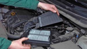 Pemeriksaan dan perawatan filter udara mobil agar tetap bersih dan mendukung kinerja mesin