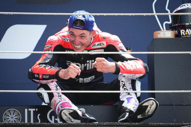 Aleix Espargaro (Spanyol/Aprilia) tengah on fire untuk mengambil alih posisi teratas klasemen sementara MotoGP 2022. (Foto: motogp)