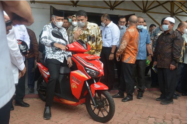 Gubernur Aceh, Nova Iriansyah mencoba unit motor GESITS