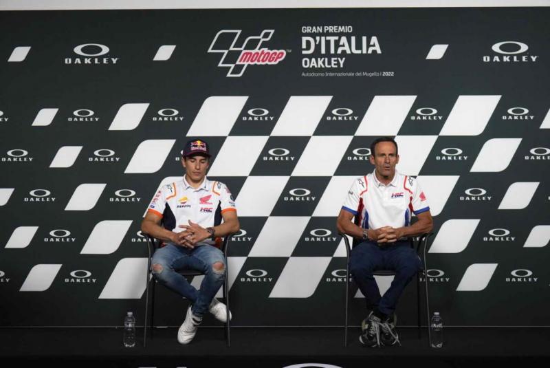 Marc Marquez dan bos Repsol Honda Alberto Puig saat curhat kepada media di Sirkuit Mugello, Italia. (Foto: motogp)