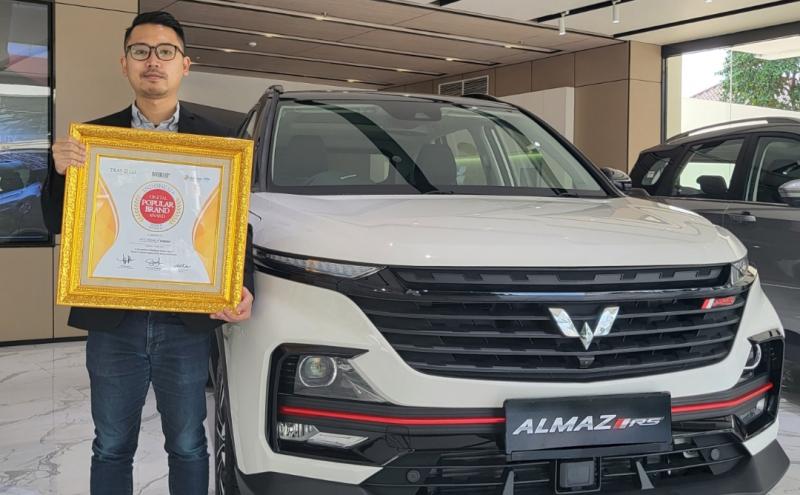  Yusuf Anshori selaku ATL dan Digital Manager Wuling Motors dengan penghargaan Indonesia Digital Popular Brand Award 2022 untuk SUV Wuling Almaz RS