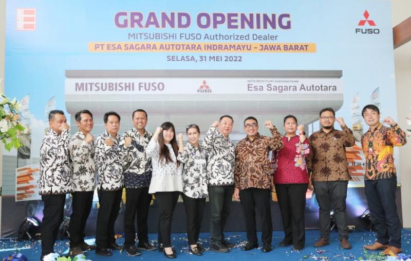 Management PT. KTB bersama management PT. Esa Sagara Autotara saat pembukaan dealer 3S di wilayah Jatibarang, Indramayu pada Selasa, 31 Mei 2022.