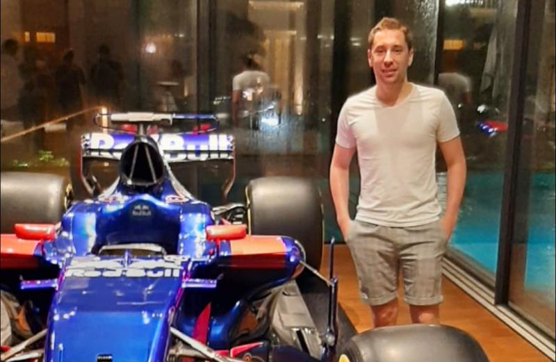 Robin Frijns, menginap di kediaman Sean Gelael kawasan Jakarta Selatan dan mejeng di samping mobil F1 yang pernah dipakai Sean official test. Mobil F1 ini hadiah dari tim Toro Rosso untuk Sean. (foto : ist) 
