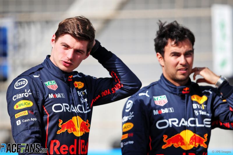 Max Verstappen dan Sergio Perez, mungkinkan terjadi perang internal di skuad Red Bull Racing?. (Foto: racefans) 