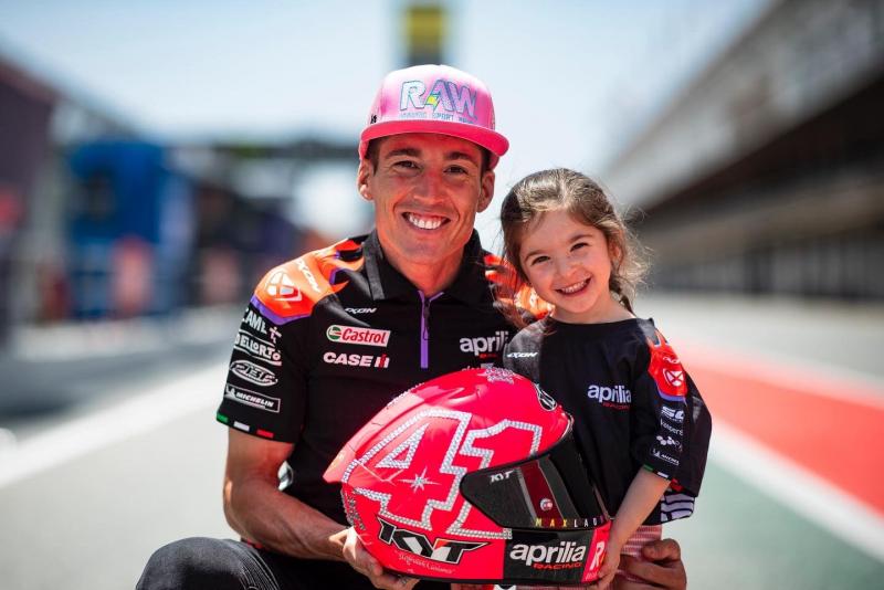 Aleix Espargaro (Spanyol/Aprilia) dan sang putri Mia, berpose dengan helm khusus #41 perlambang cinta di Sirkuit Barcelona. (Foto: ist)