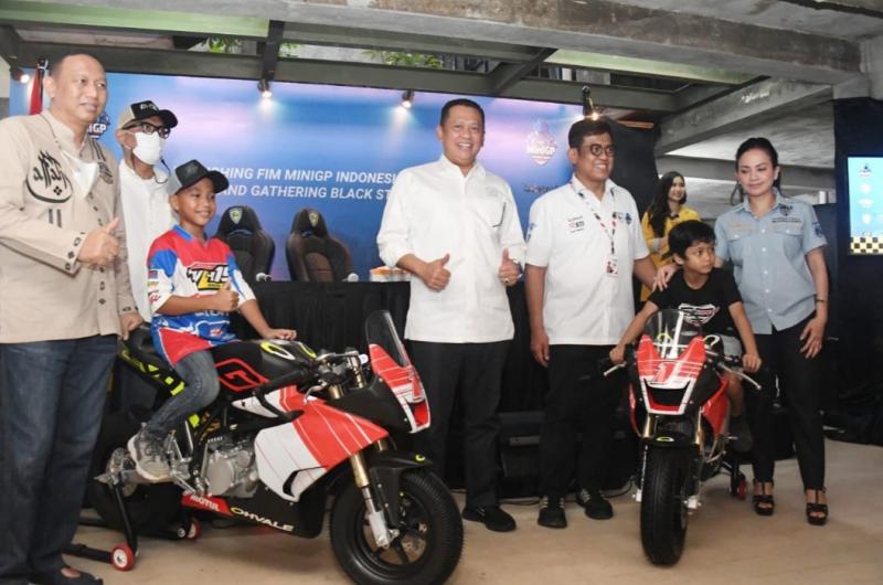 Bamsoet bersama promotor Sport Talenta Indonesia dan para pembalap belia yang akan mengikuti FIM MiniGP World Series 2022, pada preskon di Black Stone Garage, Kebayoran Baru, Jakarta Selatan, Jumat (3/6/2022)    