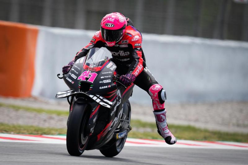 Aleix Espargaro (Spanyol/Aprilia), serba pink dan status favorit ke raceday GP Catalunya besok. (Foto: motogp)
