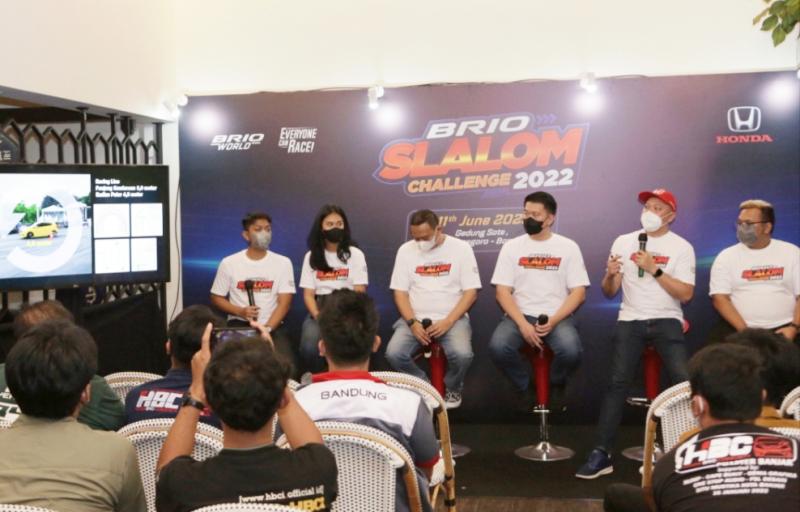 Alvin Bahar (bertopi, pegang mikrofon) pada talkshow Honda Gelar Road to Brio Slalom Challenge 2022 di kota Bandung hari ini