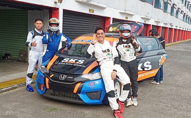 Dari kiri Ferlando, Haji Dani, Muhamad Rizky Padila dan HA Yudhistira, kuartet pembalap HY 33 Racing Team saat berlatih di Sentul International Circuit, Bogor. (foto : budi santen)
