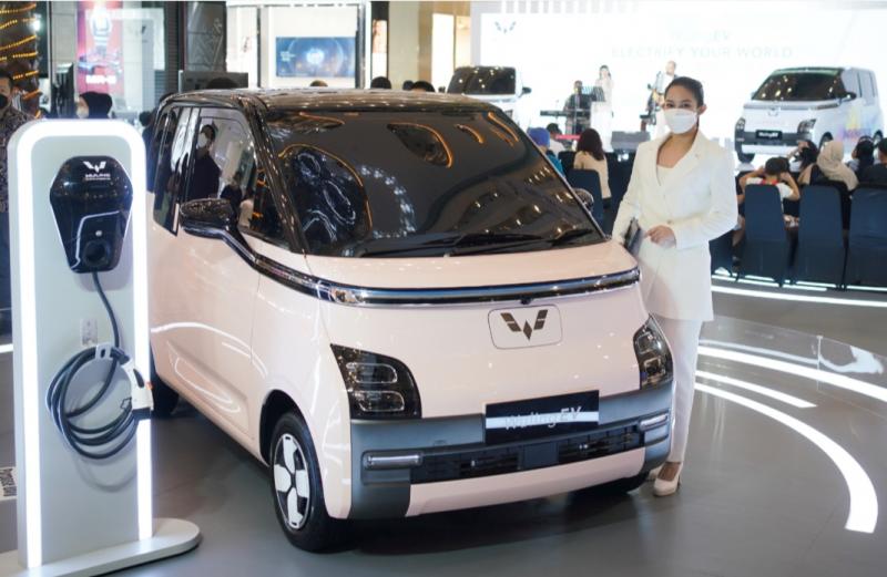 Wuling EV dengan livery G20 telah diperlihatkan perdana dan dipamerkan hingga 5 Juni 2022 di Laguna Atrium Central Park, Jakarta Barat