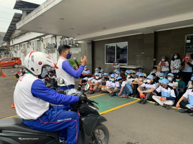 Pelatihan safety riding dari Tim Safety Riding Promotion Wahana Honda untuk siswa SMK agar lebih aman di jalan raya