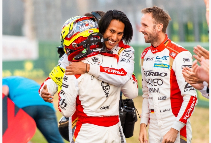 Sean Gelael dan Rene Rast menyambut dan memeluk hangat Robin Frijns seusai mencetak waktu tercepat sesi Hyperpole LMP2 rd 3 FIA WEC 2022 di 24 Hours of Le Mans, Prancis 