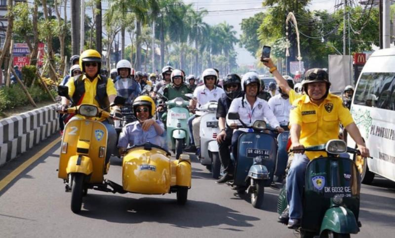 Bamsoet (kiri) riding menggunakan Vespa berwarna kuning dari Krisna Oleh-Oleh By Pass Bali, bersama Atta Halilintar serta rombongan lainnya membeli berbagai produk UMKM di lokasi Vespa World Days 2022