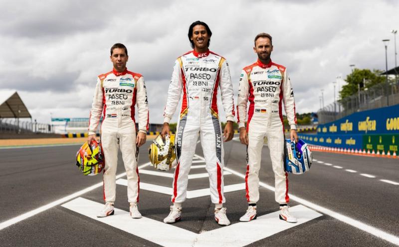 Hari itu telah tiba, team WRT #31 dari kiri Robin Frijns, Sean Gelael dan Rene Rast bersiap jalani laga 24 Hours of Le Mans 2022 di Circuit de la Sharte, Prancis