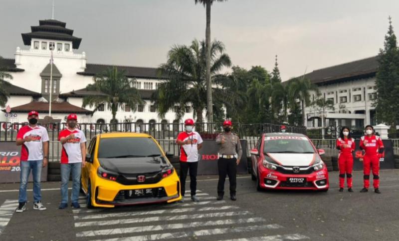 Perwakilan Honda Prospect Motor, Honda Bandung Center, kepolisian dan peslalom Honda Racing Indonesia hadir di Brio Slalom Challenge Bandung di Gedung Sate hari ini