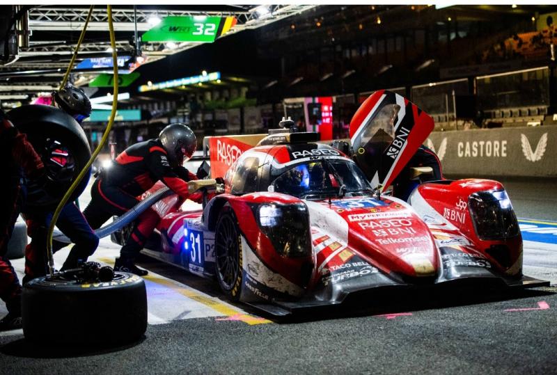 Mobil WRT #31 saat pitstop mengganti ban dan isi bahan bakar di 24 Hours of Le Mans 2022 