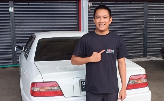 Demas Agil, dengan latar belakang koleksi mobil Toyota impiannya saat dibawa ke sirkuit Sentul. (foto : bs)