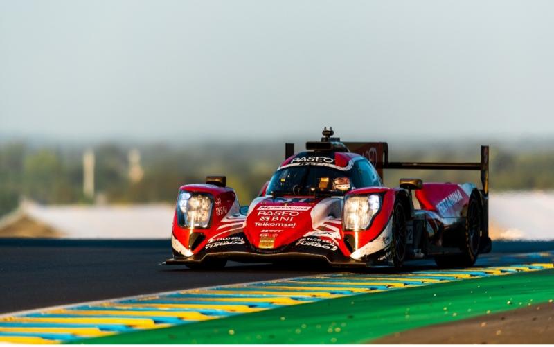 Mobil WRT #31 diduga mengalami masalah pada ban yang mulai aus dan panas, sehingga melintir nabrak tembok pada 24 Hours of Le Mans 2022, Minggu (12/6/2022)