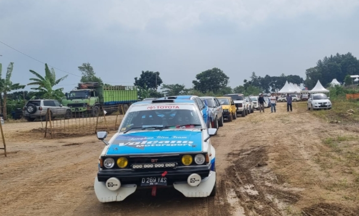 Para pereli tengah line up untuk shakedown putaran 1 Stage Park Sprint Rally 2022 di Sentul, Bogor, Jumat (17/6/2022) sebelum kemudian turun hujan lebat 