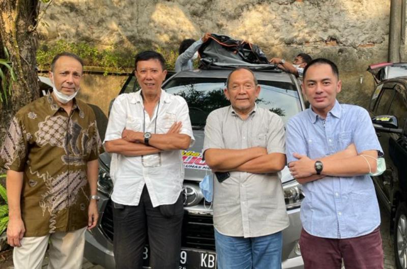 Dari kiri Fauzi Aljufrie, Ismail Johan, Dolly Indra Nasution dan Yona Martinda usai riders briefing komunitas Legend Riders untuk Evalube Jawa Bali Touring 2022 di Balai Sarwono, Jeruk Purut, Jakarta Selatan