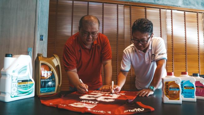 Penandatanganan jersey Bali United sebagai simbolisasi dukungan ENEOS Indonesia kepada tim sepakbola andalan Bali tersebut