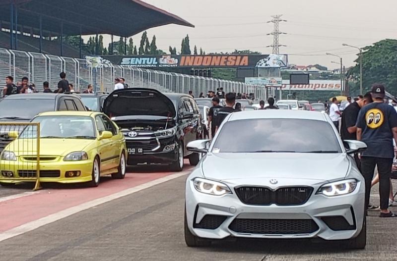 Pit lane pun penuh sesak oleh mobil-mobil peserta Kejurnas Drag Race 2022 putaran 4 yang datang dari seluruh Indonesia. (foto : bs)