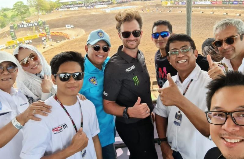 Bamaoet (baju biru muda) bersama Menparekraf Sandiaga Uno, memuji sirkuit motocross di Samota Sumbawa salah satu terbaik di dunia. 