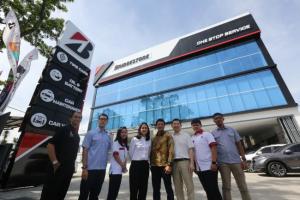Petinggi Bridgestone Indonesia saat meresmikan outlet premium di Medan, Sumatra Utara