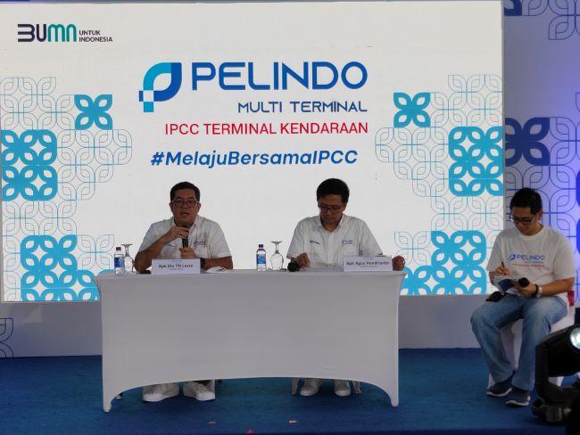 Petinggi IPCC Terminal Kendaraan dalam konferensi pers bersama pewarta di kawasan pelabuhan Tanjung Priok, Jakarta Utara hari ini