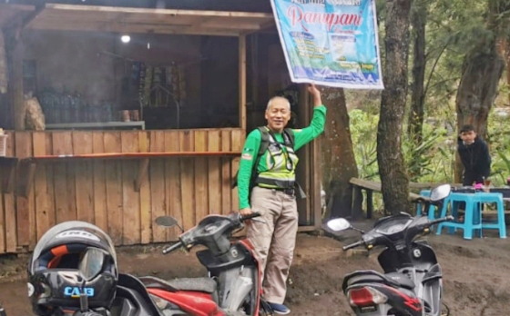 Chandra Alim, istirahat dan minum kopi pada event Evalube Legend Riders Jawa Bali Touring 2022 menempuh total rute sepanjang 1.500 km