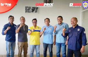 Ketua IMI Jawa Barat Daniel Muttaqien Syaifudin (berkaos kuning) saat menerima kunjungan Oneprix Motorsport Management di sekretariat IMI Jawa Barat, Bandung