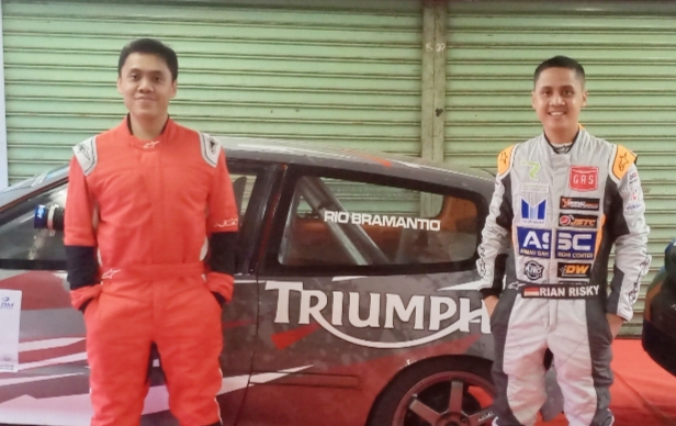 Rio Bramantio (kiri) dan Rian Risky, membuat pit ujung Sentul International Circuit Bogor kembali hidup. (foto : bs)