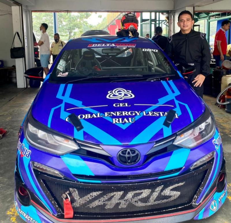 Pembalap dan pengusaha asal Pekanbaru, Dypo Fitra dengan Toyota Yaris kelir birunya berhasil meraih double winner di putaran 2 ISSOM 2022 hari ini. (Foto : bs) 