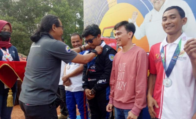 Randa Pangestu offroader dari Sumatra Barat menerima medali emas yang dikalungkan R Tunggul Birawa dari IOF Pusat. (foto : donal)
