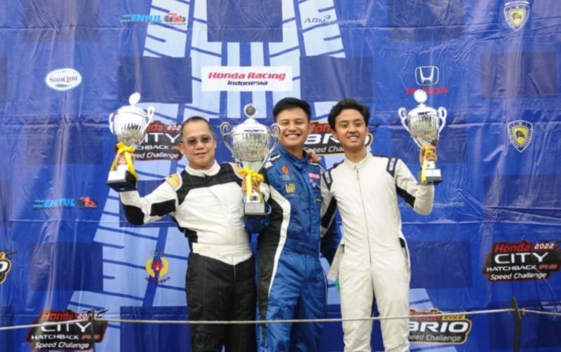 Pembalap HY 33 Racing Team, Ferlando Herdian (tengah) secara mengejutkan langsung berhasil merebut juara 1 Honda Brio Speed Challenge Rookie di Sentul International Circuit Bogor