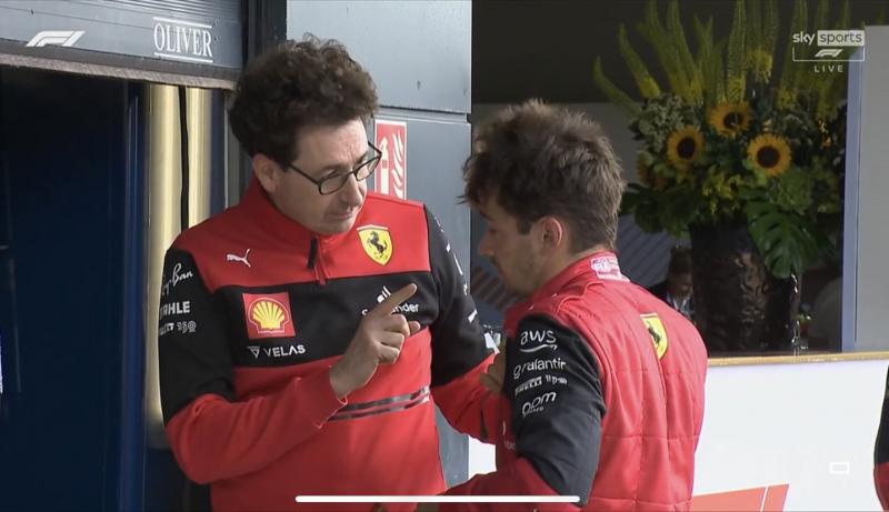 Team Principal Ferrari Mattia Binotto saat menjelaskan pilihan strategi tim kepada Charles Leclerc dengan wajah murung. (Foto: ferrarifantaics)