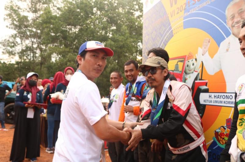Offroader Heru Kundhimiarso (Jawa Tengah) menerima medali emas kelas Racing Adventure 1000cx FORNAS VI di Palembang, Sumatra Selatan