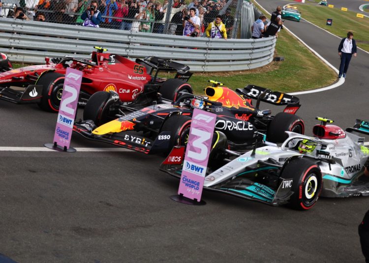Tiga mobil tim berbeda yang bikin seru balapan di zona podium GP Inggris 2022 berkat regulasi baru. (Foto: f1).