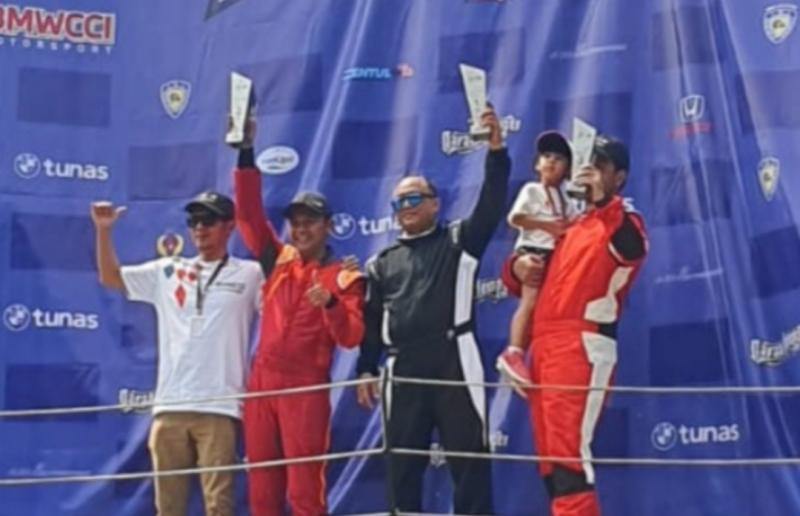 Ruslan Abdul Rachman (tengah), meraih juara 1 kelas OMR E30 Novice BMWCCI Motorsport ajang balap mobil ISSOM 2022 di Sirkuit Sentul