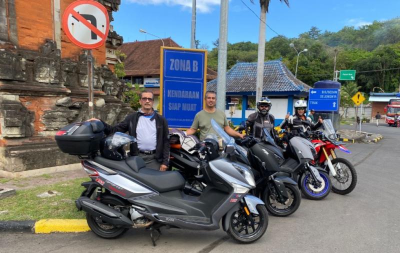 Faryd Sungkar bersama 3 kawannya dari Serawak (Malaysia) bertemu di Padang Bai Bali, untuk lakukan touring Banyuwangi - Larantuka pp 6-20 Juli 2022