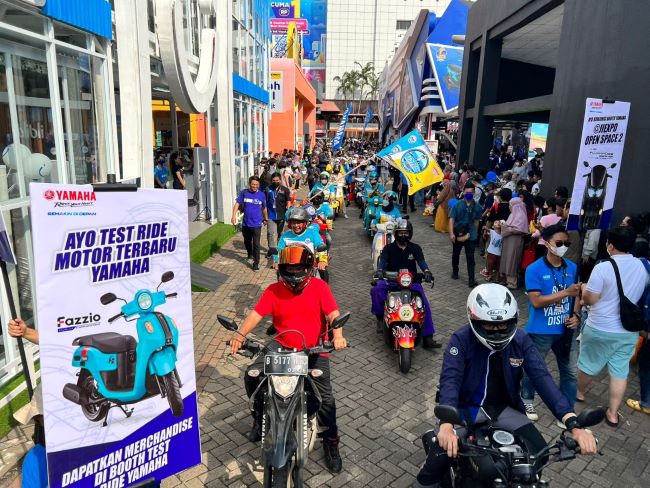 Keseruan perayaan Ultah Yamaha ke 67 dengan city ride ke Jakarta Fair
