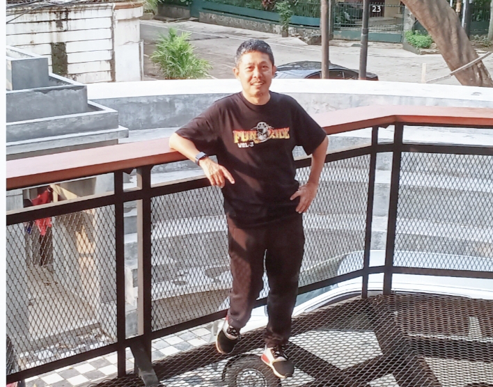 Hendra Noor Saleh, di kantor barunya yang semi outdoor di Jalan Hang Jebat, Kebayoran Baru, Jakarta Selatan. (Foto : budi santen)