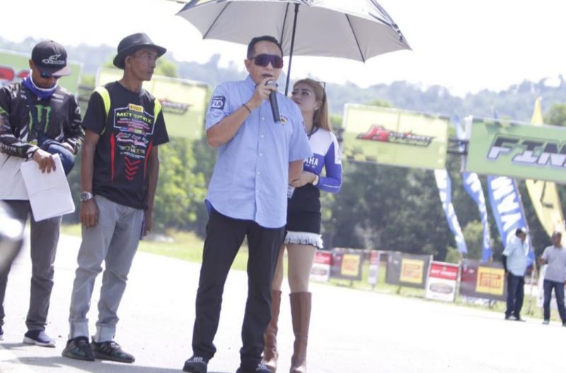 Yuliansyah (depan) dan Samhadi siap menunggu kehadiran pembalap nasional mengikuti event di Sirkuit Pasir Panjang, Singkawang.