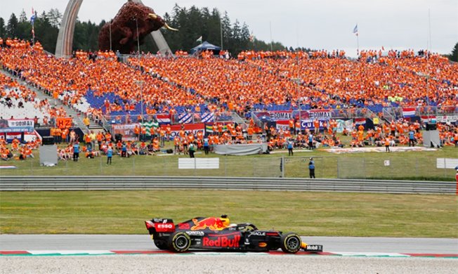Max Verstappen (Belanda/Red Bull) di depan puluhan ribu anggota Orange Army di Red Bull Ring. (Foto: ist)