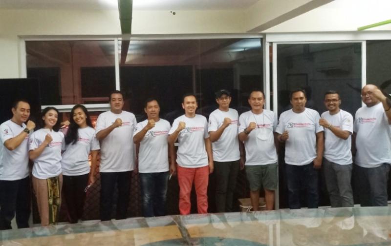 Skuad Nusantara Racing Team bersama H Jimmy Syamsudin (ke-4 dari kiri) yang bersiap mengikuti putaran 1 Kejurnas Banteng Gazpoll Speed Offroad 2022 di sirkuit Tembong Jaya Serang, Banten akhir pekan ini. (foto : bs)