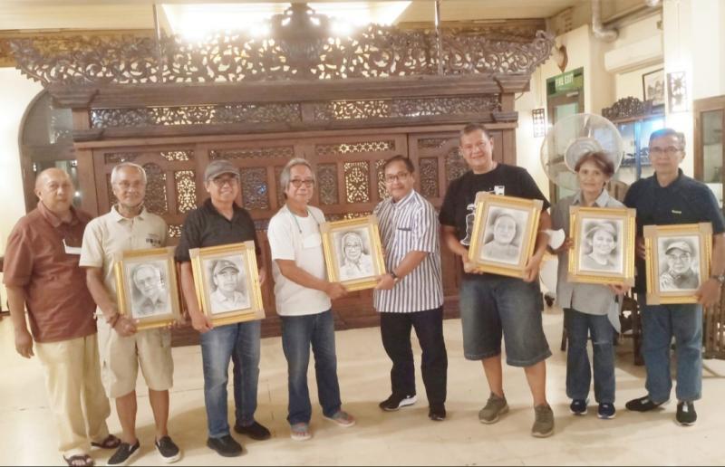 Dr Bagus Darmayasa (tengah) menyerahkan secara simbolis lukisan kanvas kepada Chepot Hanny Wiano selaku Ketua Legend Riders di Balai Sarwono Jaksel tadi malam