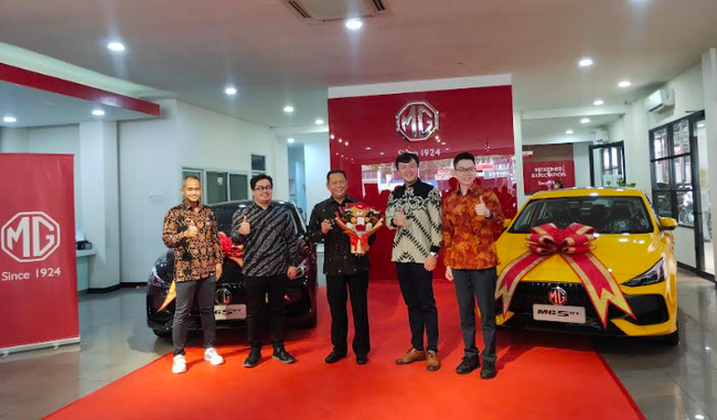 Penyerahan dua unit mobil MG 5 GT kepada special costumer Bambang Soesatyo selaku Ketum IMI Pusat dan Ketua MPR RI 