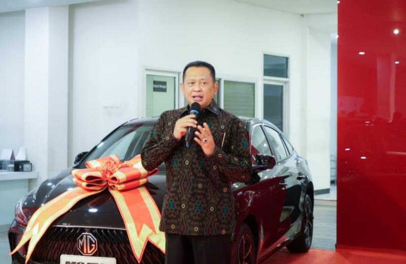 Ketua Umum Ikatan Motor Indonesia Pusat, Bambang Soesatyo saat di acara serah terima unit mobil MG di Jakarta hari ini 