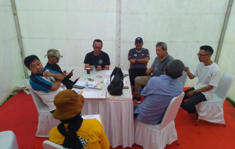 Briefing Ketua OC, Pimpinan Perlombaan serta Pengawas Perlombaan dari IMI pada Kejurnas Banteng Gazpoll Speed Offroad 2022 di Tembong Jaya Serang hari ini